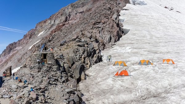 Quels sont les meilleurs conseils pour un camping en région de glaciers en été?